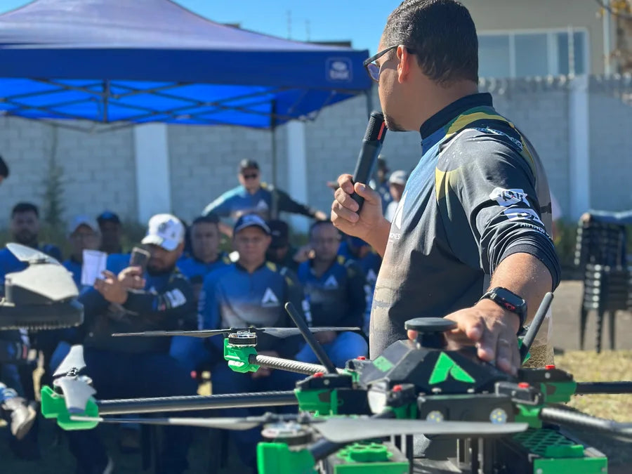 O equipamento aberto na frente da turma, peça por peça