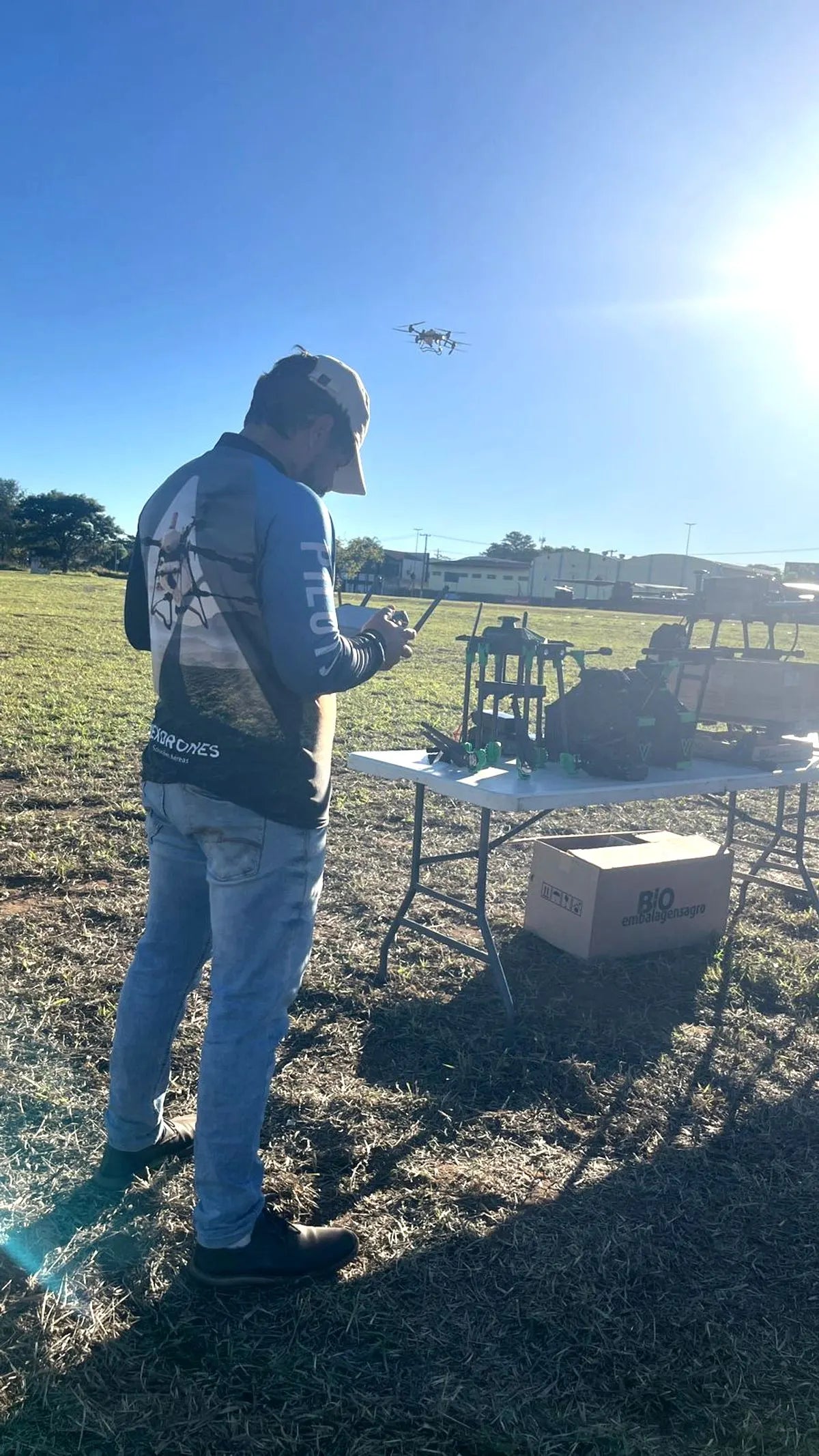 Participante da formação operando um drone agrícola em campo