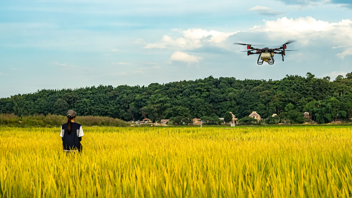 Drone agrícola XAG em operação na lavoura