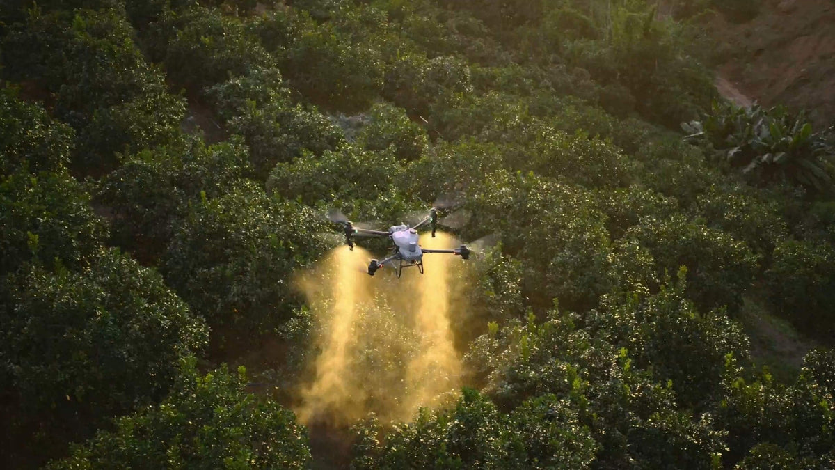 Drone agrícola pulverizando lavoura