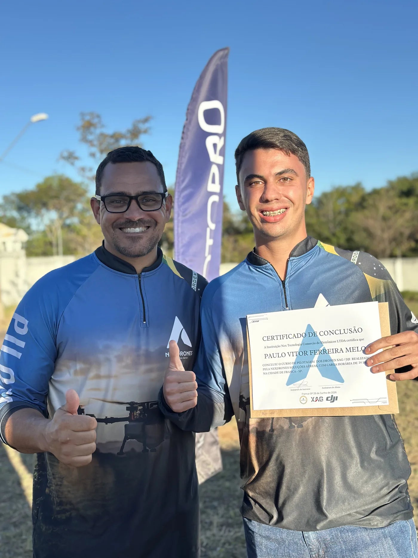 Dois participantes com o certificado de conclusão da Imersão Piloto PRO